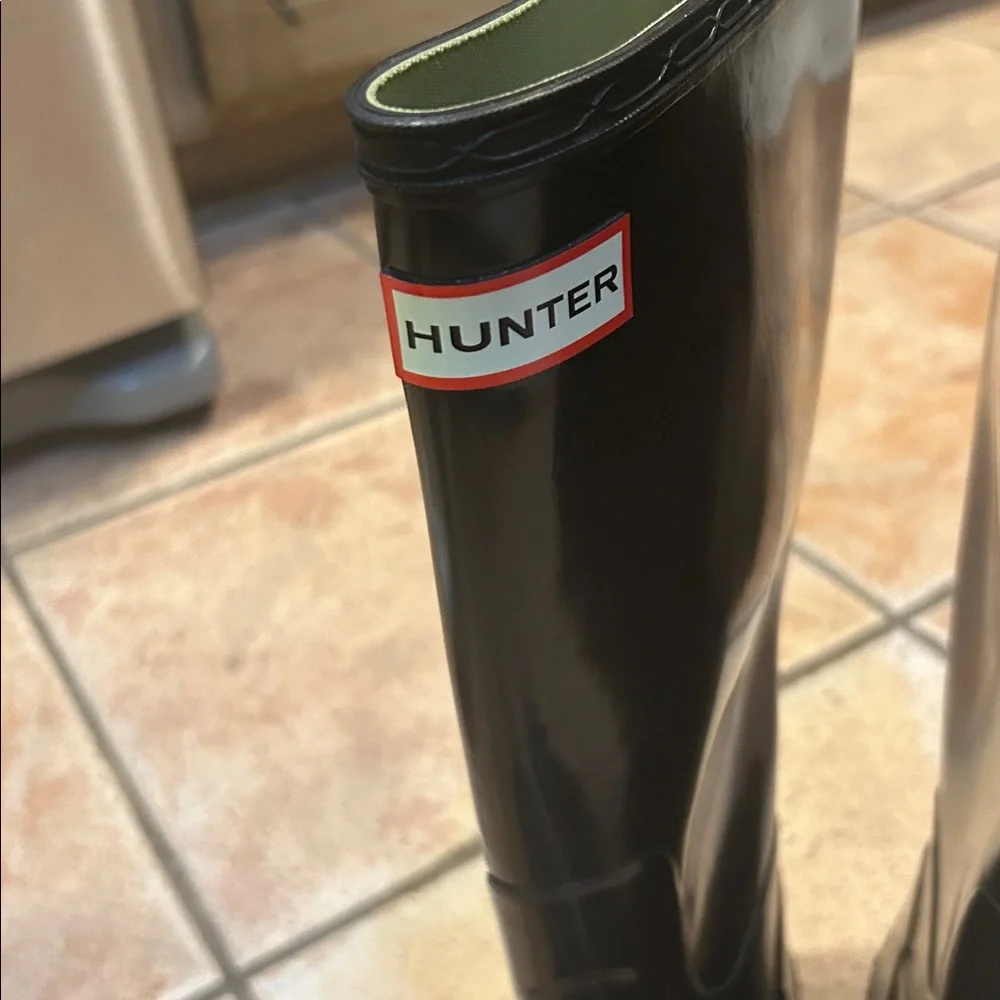 Hunter Original Tall Gloss Rain Boots, Black with green interior, Size 7M/8F